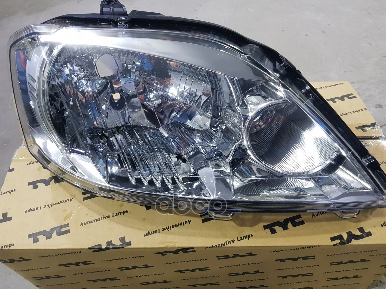 Фара правая RENAULT LOGAN 2010- ELECTRIC W/O MOTOR TYC арт. 20-c641-a6-2b