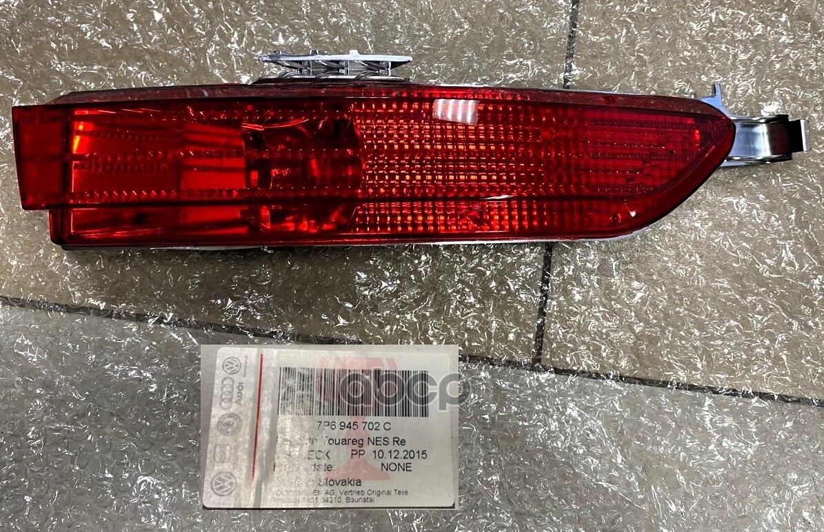 Фонарь противотуманный задний правый WOLKSWAGEN Touareg 2013-2014 VAG 7P6 945 702C VAG арт. 7P6 945 702C